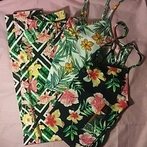 NWT. Floral ankle leggins with 2 floral cinch fron